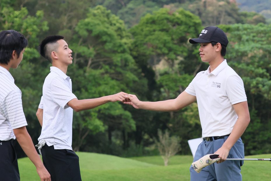 JGL players shaking hands