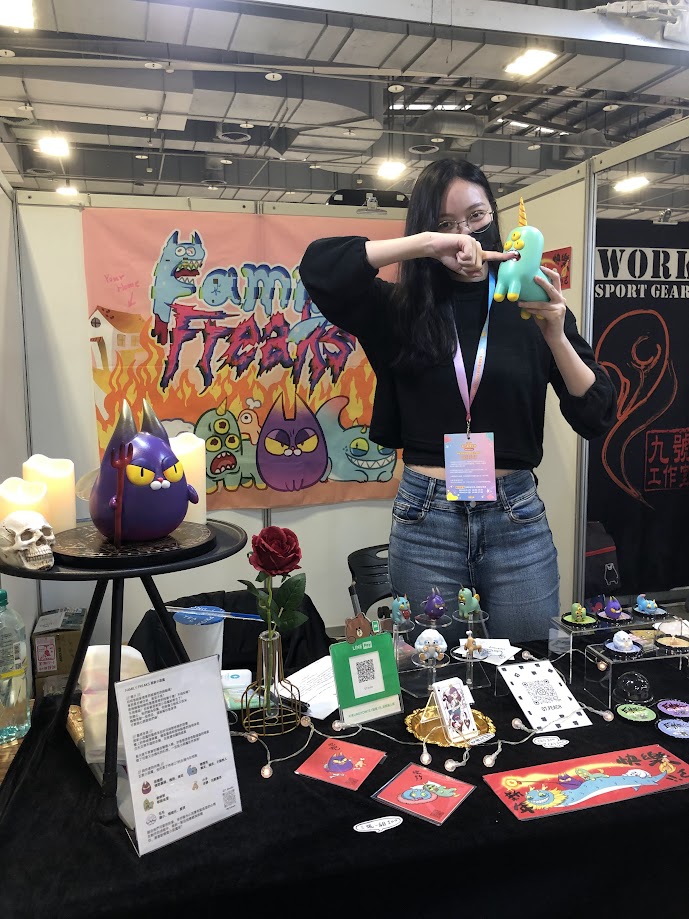 Q7，一個從小就喜歡畫畫的女子，因熱愛電影及美式卡通，而奠定了目前的創作風格