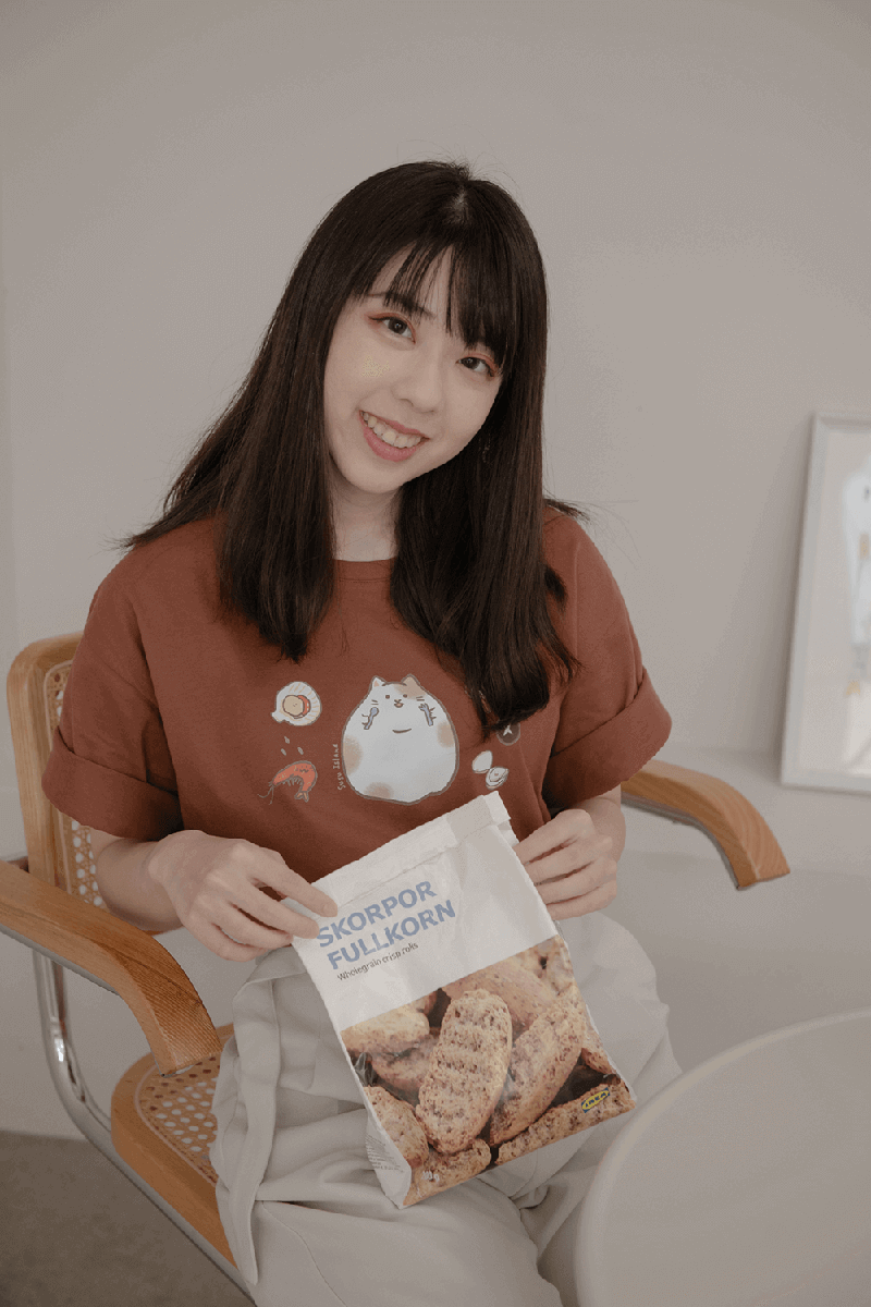 ｜如水一般柔順無形且多變，隨遇而安卻不失本性，期盼未來能繼續將心力投注於創作之中，在藝術中療癒自己