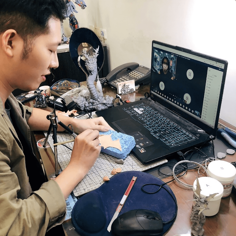 除了平時完成自己的創作外，也樂於分享技法給不少對原型雕塑有興趣的人