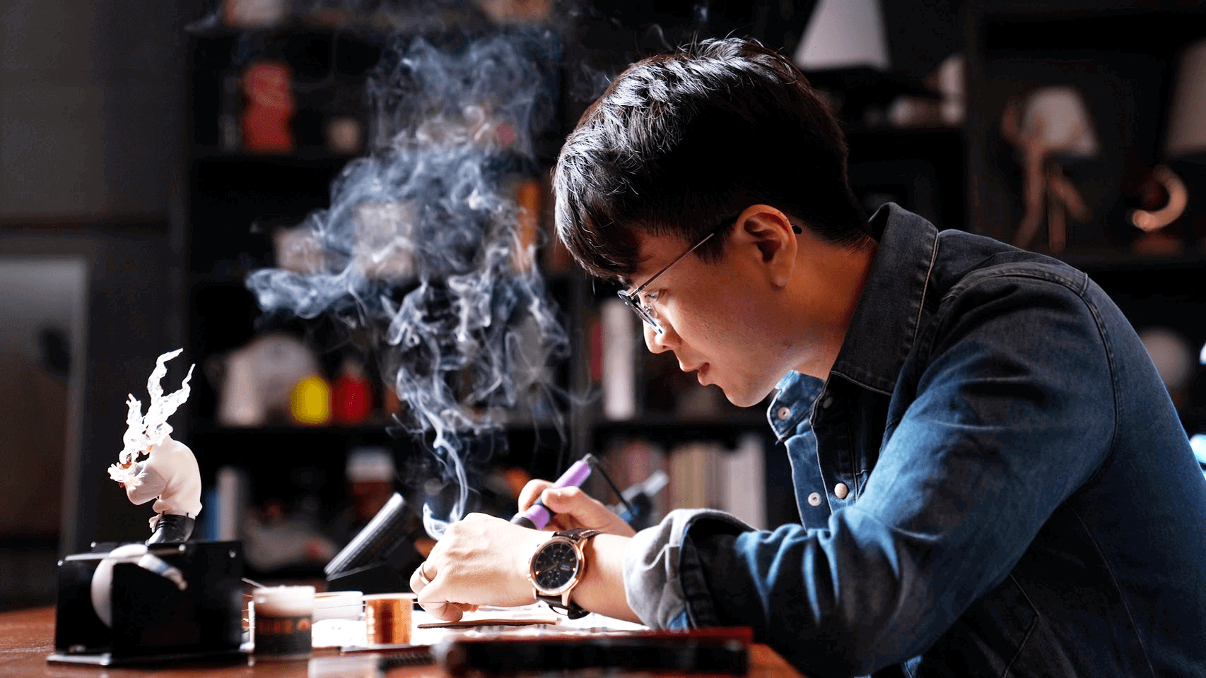 我之前是一名科技業工程師，因熱愛模型，每天利用下班之餘創作作品