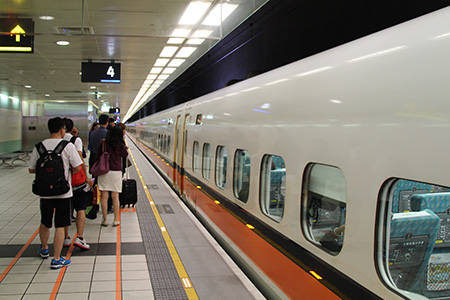 Ở khu vực chờ trước khi tàu đến.