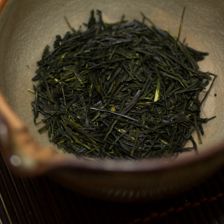 辻利茶舗 煎茶細長針狀的茶葉外觀