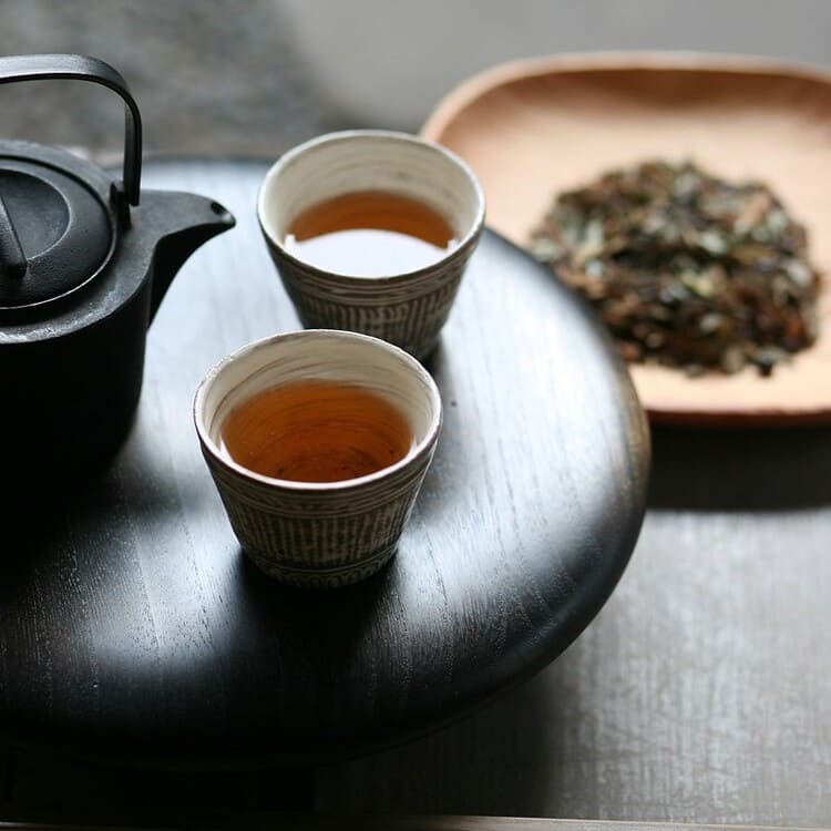 辻利茶舗 焙茶紅褐色的茶葉外觀